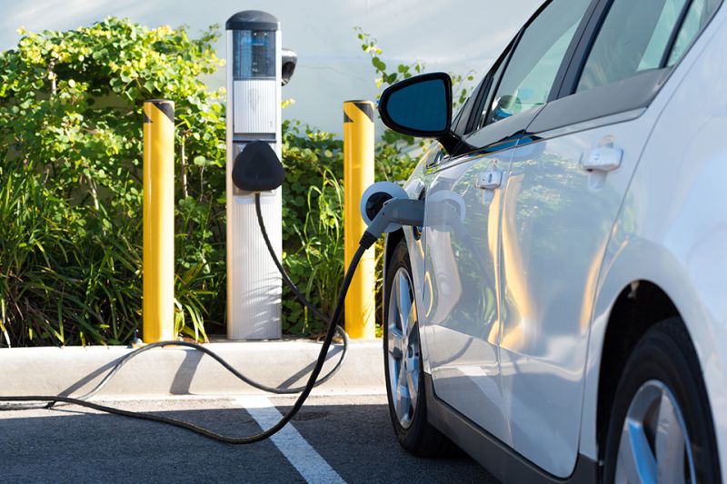 Foto: Auto mit Ladekabel